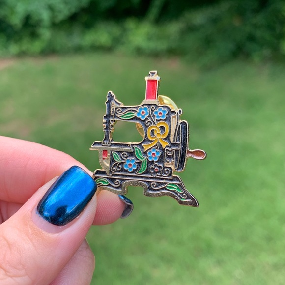 🧵Sewing Machine Pin Brooch🧵 - Picture 8 of 8